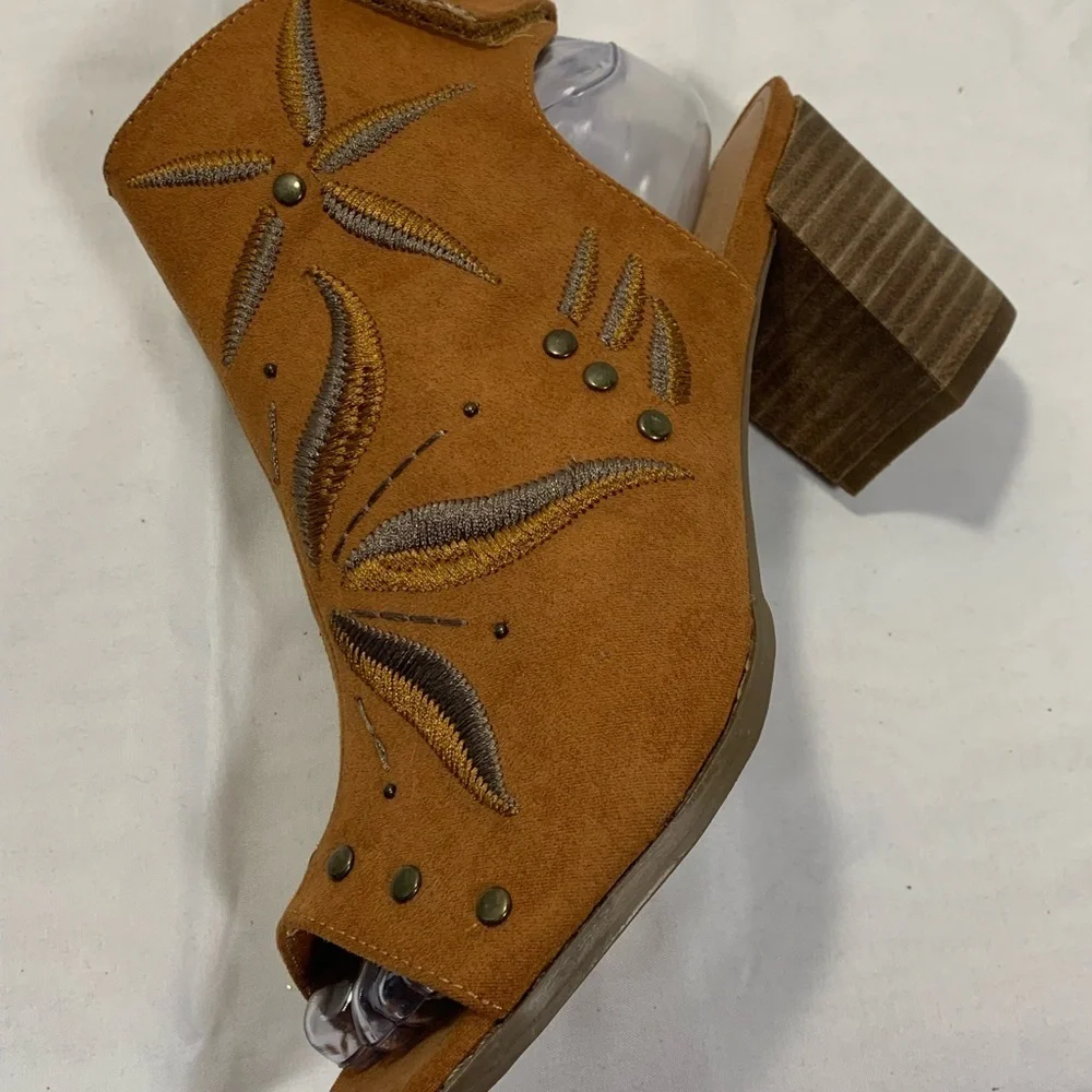 NWOT Sugar “RAINE” Brown Peep Toe Heeled Booties
